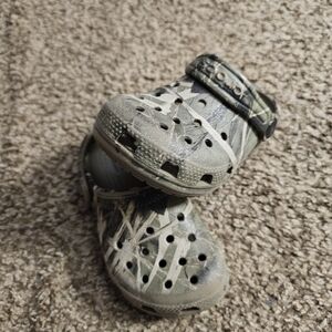 Camouflage toddler crocs size 8